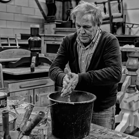 Leermeester aan het werk in de werkplaats